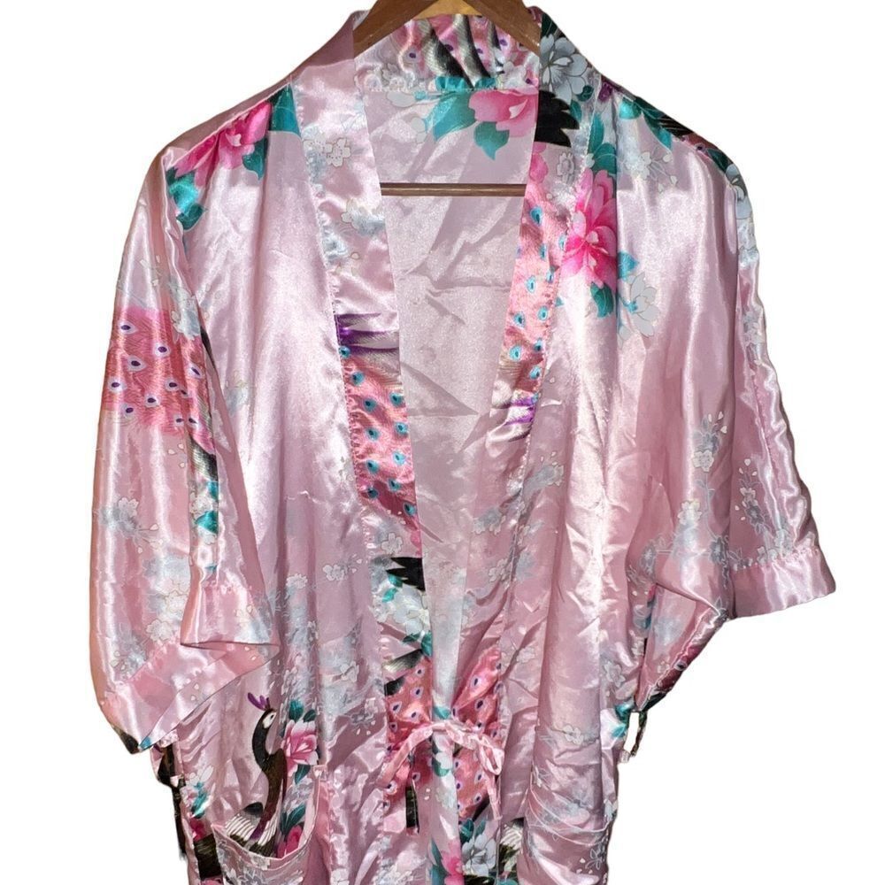 Satin/silk-like short sleeved pink robe with front tie and pockets‎ size small